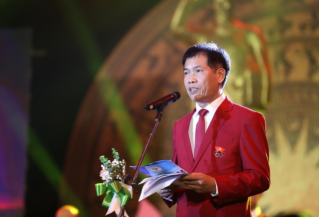 Trưởng Đoàn Thể thao Việt Nam Trần Đức Phấn báo cáo công tác chuẩn bị tại buổi lễ