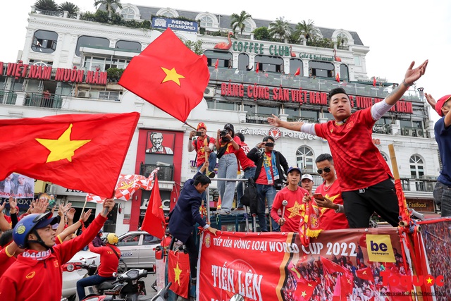 CĐV Việt Nam náo loạn đường phố Hà Nội trước trận đấu với Thái Lan - Ảnh 14.
