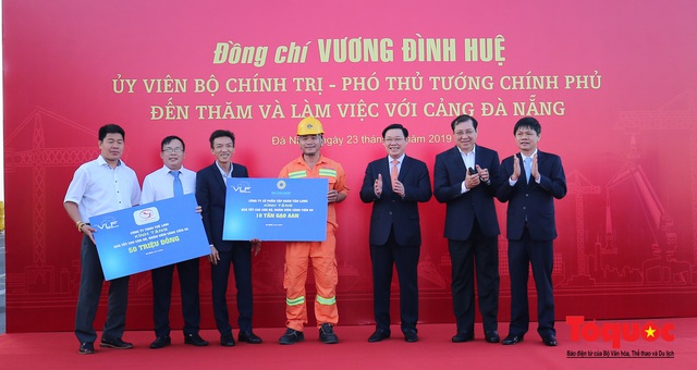Phó Thủ tướng Vương Đình Huệ thăm, tặng quà công nhân viên Cảng Tiên Sa - Đà Nẵng - Ảnh 7.