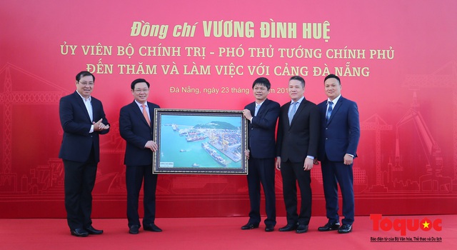 Phó Thủ tướng Vương Đình Huệ thăm, tặng quà công nhân viên Cảng Tiên Sa - Đà Nẵng - Ảnh 8.