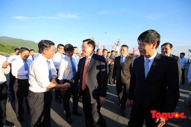 Phó Thủ tướng Vương Đình Huệ thăm, tặng quà công nhân viên Cảng Tiên Sa - Đà Nẵng - Ảnh 2.