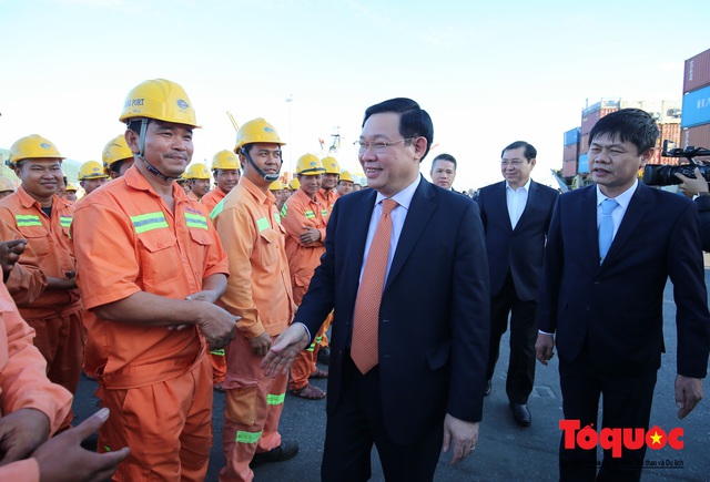 Phó Thủ tướng Vương Đình Huệ thăm, tặng quà công nhân viên Cảng Tiên Sa - Đà Nẵng - Ảnh 4.