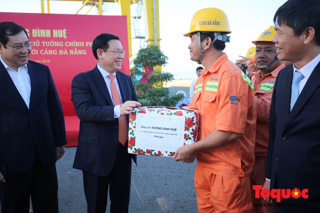 Phó Thủ tướng Vương Đình Huệ thăm, tặng quà công nhân viên Cảng Tiên Sa - Đà Nẵng - Ảnh 6.