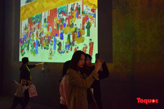 Người dân thủ đô thích thú trải nghiệm tranh Hàng Trống truyền thống qua góc nhìn công nghệ  3D hiện đại - Ảnh 2.