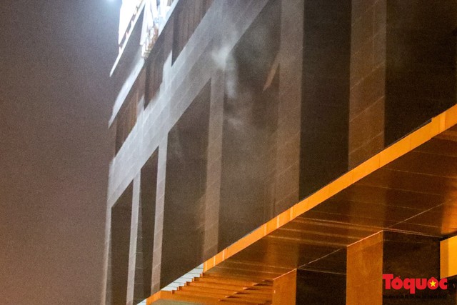 Hà Đông (Hà Nội): Tòa nhà Xuân Mai Tower bốc cháy lúc nửa đêm - Ảnh 7. Hà Đông (Hà Nội): Tòa nhà Xuân Mai Tower bốc cháy lúc nửa đêm - Ảnh 7.