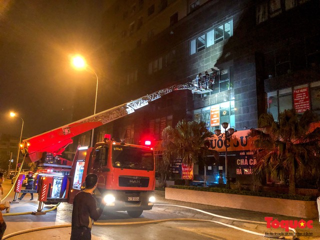 Hà Đông (Hà Nội): Tòa nhà Xuân Mai Tower bốc cháy lúc nửa đêm - Ảnh 2. Hà Đông (Hà Nội): Tòa nhà Xuân Mai Tower bốc cháy lúc nửa đêm - Ảnh 2.