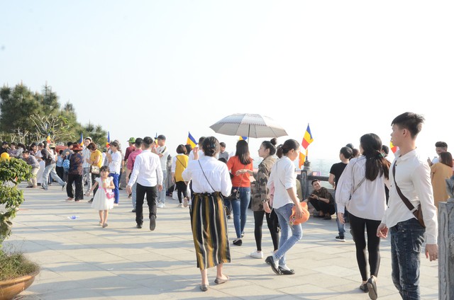Dòng người tấp nập về dự lễ hội Khán hoa mẫu đơn chùa Phật Tích - Ảnh 10.