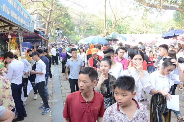 Dòng người tấp nập về dự lễ hội Khán hoa mẫu đơn chùa Phật Tích - Ảnh 13.