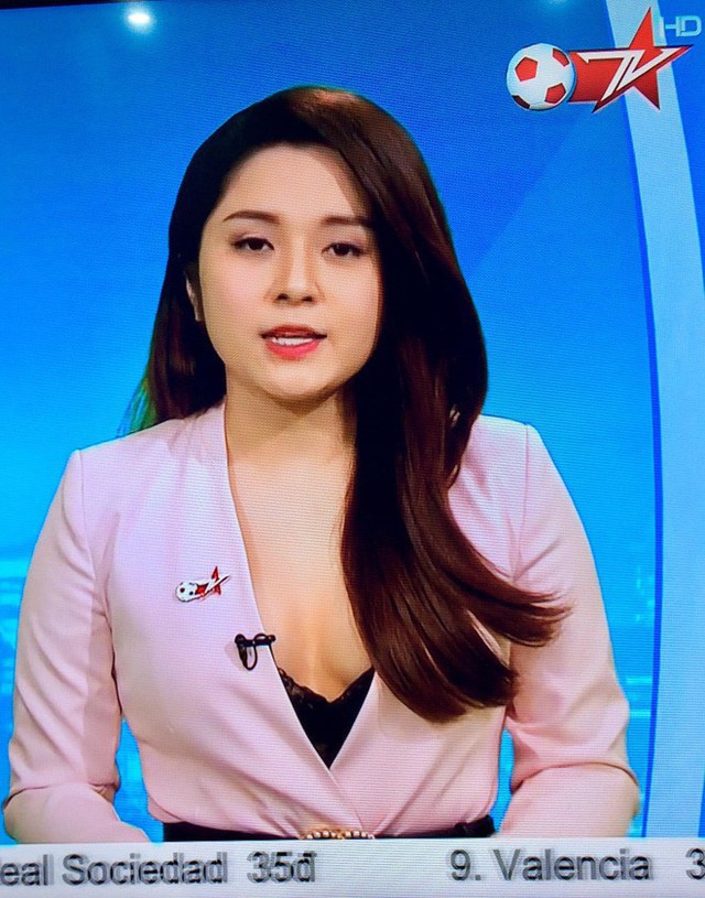 BTV truyền hình mặc trang phục gây sốc: Mỗi tháng kiếm 60 triệu, tự mua ô tô, hàng hiệu đắt tiền - Ảnh 1. BTV truyền hình mặc trang phục gây sốc: Mỗi tháng kiếm 60 triệu, tự mua ô tô, hàng hiệu đắt tiền - Ảnh 1.