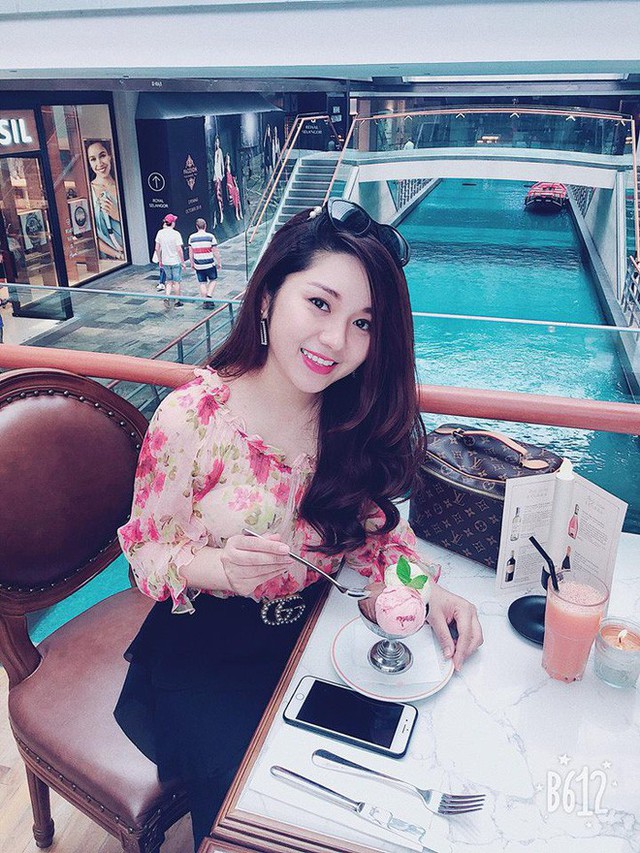 BTV truyền hình mặc trang phục gây sốc: Mỗi tháng kiếm 60 triệu, tự mua ô tô, hàng hiệu đắt tiền - Ảnh 10. BTV truyền hình mặc trang phục gây sốc: Mỗi tháng kiếm 60 triệu, tự mua ô tô, hàng hiệu đắt tiền - Ảnh 10.