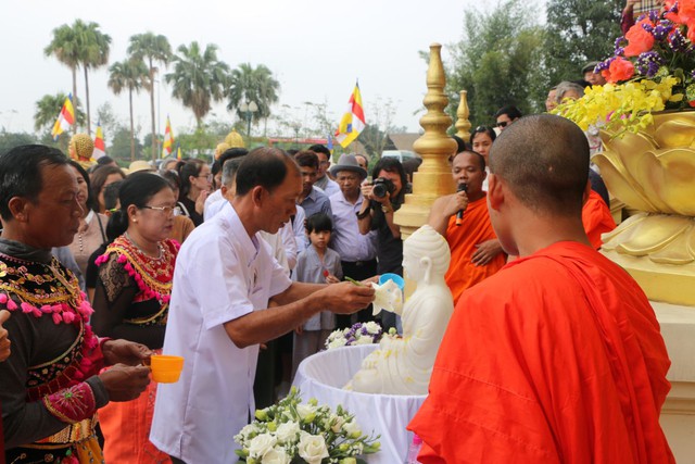 Tổ chức Tết Chôl Chnăm Thmây năm 2019 của đồng bào dân tộc Khmer - Ảnh 1.