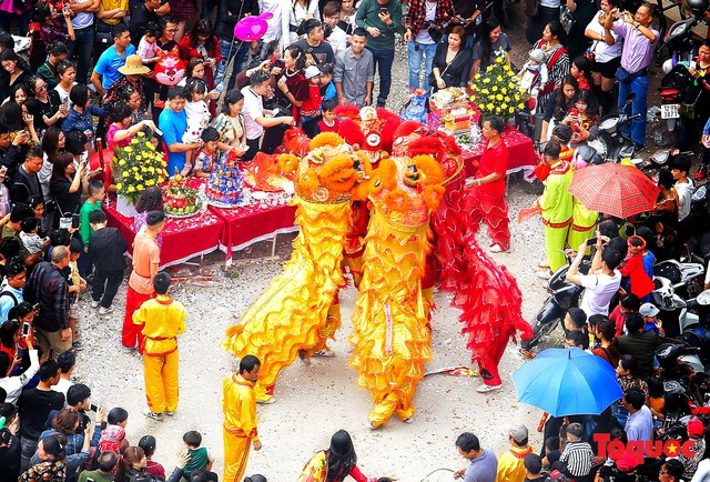 Hàng ngàn người đổ về đường phố Lạng Sơn tham gia lễ hội lớn nhất Năm - Ảnh 7.