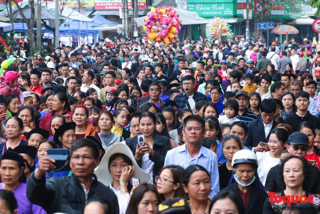 Hàng ngàn người đổ về đường phố Lạng Sơn tham gia lễ hội lớn nhất Năm - Ảnh 4.