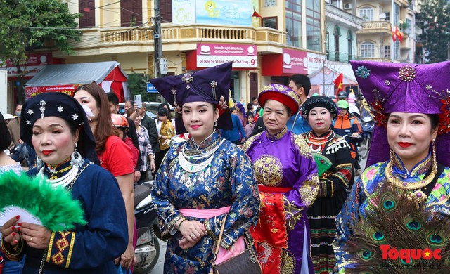 Hàng ngàn người đổ về đường phố Lạng Sơn tham gia lễ hội lớn nhất Năm - Ảnh 3.