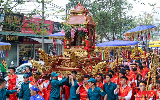 Hàng ngàn người đổ về đường phố Lạng Sơn tham gia lễ hội lớn nhất Năm - Ảnh 1.