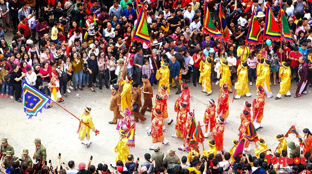 Hàng ngàn người đổ về đường phố Lạng Sơn tham gia lễ hội lớn nhất Năm - Ảnh 8.