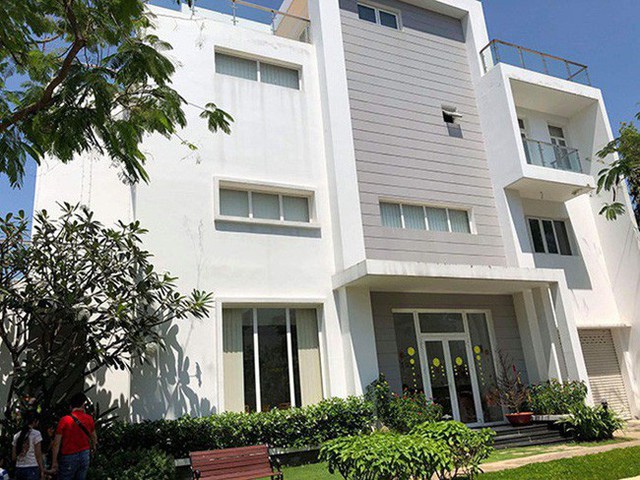 Bất ngờ với mô hình trồng rau thả cá trong căn biệt thự trị giá đến 1 triệu USD của ca sĩ Quách Thành Danh - Ảnh 1. Bất ngờ với mô hình trồng rau thả cá trong căn biệt thự trị giá đến 1 triệu USD của ca sĩ Quách Thành Danh - Ảnh 1.