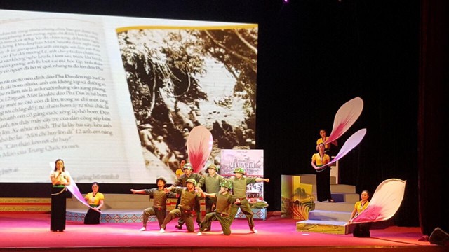 Khai mạc Liên hoan cán bộ thư viện tuyên truyền giới thiệu sách - Chào mừng Kỷ niệm 65 năm chiến thắng Điện Biên Phủ - Ảnh 2.
