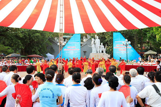 Đồng diễn văn hóa, thể thao nhân kỷ niệm 129 năm Ngày sinh Chủ tịch Hồ Chí Minh - Ảnh 1.