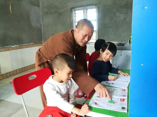 Tết Thiếu nhi, chùa Mục Đồng phát quà cho trẻ mồ côi - Ảnh 2. Tết Thiếu nhi, chùa Mục Đồng phát quà cho trẻ mồ côi - Ảnh 2.