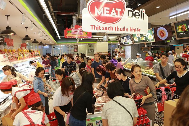 Thịt mát trở lại, đông đảo bà nội trợ Hà Nội chen chân tới mua - Ảnh 1. Thịt mát trở lại, đông đảo bà nội trợ Hà Nội chen chân tới mua - Ảnh 1.