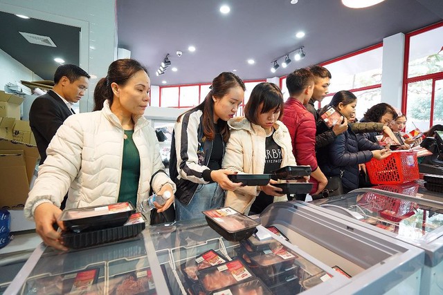 Thịt mát trở lại, đông đảo bà nội trợ Hà Nội chen chân tới mua - Ảnh 2. Thịt mát trở lại, đông đảo bà nội trợ Hà Nội chen chân tới mua - Ảnh 2.