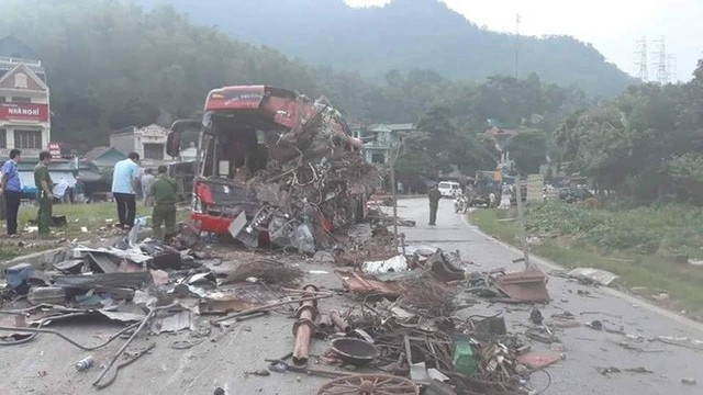 Chiếc xe tải biển Lào không có dữ liệu tốc độ, 3 nạn nhân rơi vào tình trạng nguy kịch sau vụ tai nạn thảm khốc khiến 40 người thương vong - Ảnh 1.