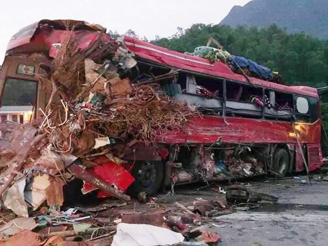 Clip: Khoảnh khắc kinh hoàng khi xe tải đối đầu xe khách, 40 người thương vong ở Hòa Bình - Ảnh 3.