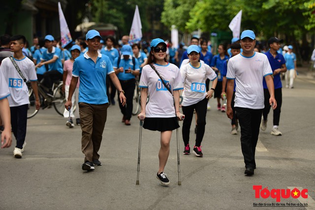 Hàng ngàn người dân thủ đô tham dự cuộc thi “Đi bộ vì sức khỏe” - Ảnh 7. Hàng ngàn người dân thủ đô tham dự cuộc thi “Đi bộ vì sức khỏe” - Ảnh 7.