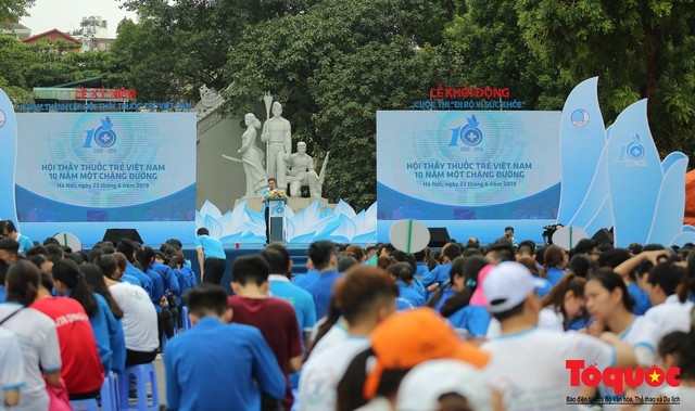 Hàng ngàn người dân thủ đô tham dự cuộc thi “Đi bộ vì sức khỏe” - Ảnh 1. Hàng ngàn người dân thủ đô tham dự cuộc thi “Đi bộ vì sức khỏe” - Ảnh 1.