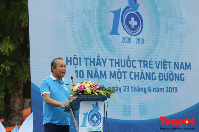 Hàng ngàn người dân thủ đô tham dự cuộc thi “Đi bộ vì sức khỏe” - Ảnh 2. Hàng ngàn người dân thủ đô tham dự cuộc thi “Đi bộ vì sức khỏe” - Ảnh 2.