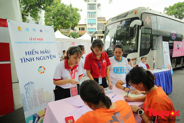 Hàng ngàn người dân thủ đô tham dự cuộc thi “Đi bộ vì sức khỏe” - Ảnh 11. Hàng ngàn người dân thủ đô tham dự cuộc thi “Đi bộ vì sức khỏe” - Ảnh 11.