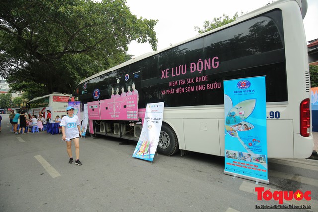 Hàng ngàn người dân thủ đô tham dự cuộc thi “Đi bộ vì sức khỏe” - Ảnh 8. Hàng ngàn người dân thủ đô tham dự cuộc thi “Đi bộ vì sức khỏe” - Ảnh 8.