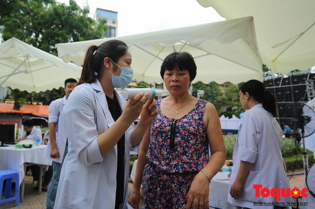 Hàng ngàn người dân thủ đô tham dự cuộc thi “Đi bộ vì sức khỏe” - Ảnh 9. Hàng ngàn người dân thủ đô tham dự cuộc thi “Đi bộ vì sức khỏe” - Ảnh 9.