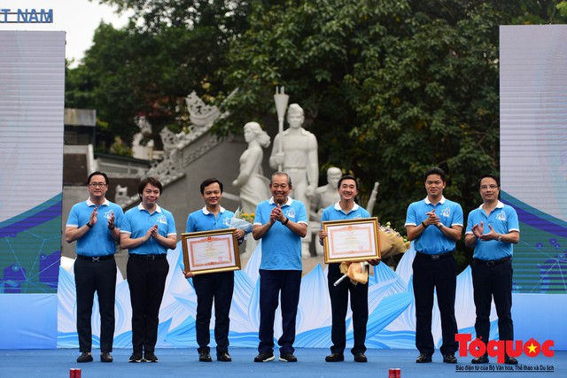 Hàng ngàn người dân thủ đô tham dự cuộc thi “Đi bộ vì sức khỏe” - Ảnh 3. Hàng ngàn người dân thủ đô tham dự cuộc thi “Đi bộ vì sức khỏe” - Ảnh 3.