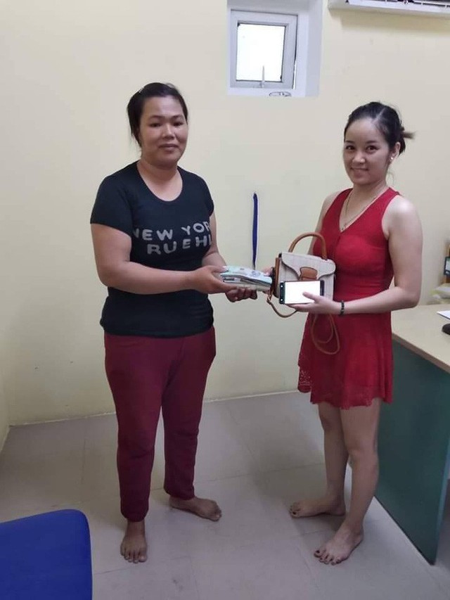 Chị lao công ở Đà Nẵng trả lại 30 triệu đồng nhặt được cho nữ du khách bỏ quên trong nhà vệ sinh - Ảnh 1.
