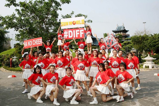 Lộ diện 4 đội vào chung kết cuộc thi nhảy Flashmob 2019 - Ảnh 2. Lộ diện 4 đội vào chung kết cuộc thi nhảy Flashmob 2019 - Ảnh 2.