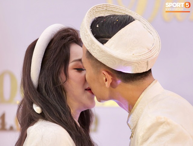 Bùi Tiến Dũng hôn say đắm cô dâu Khánh Linh trong lễ ăn hỏi - Ảnh 4.