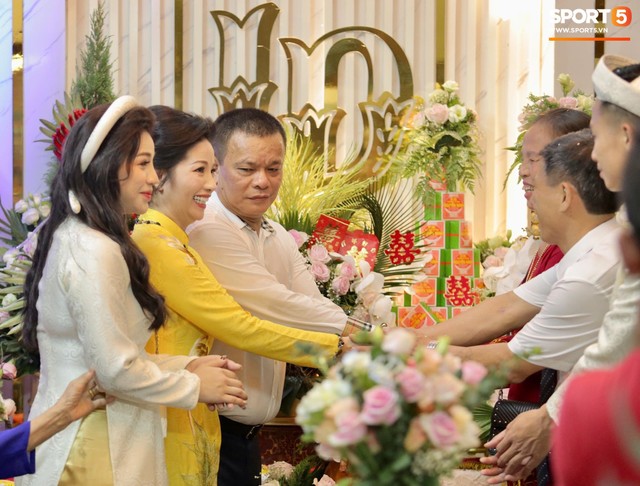 Bùi Tiến Dũng hôn say đắm cô dâu Khánh Linh trong lễ ăn hỏi - Ảnh 8.