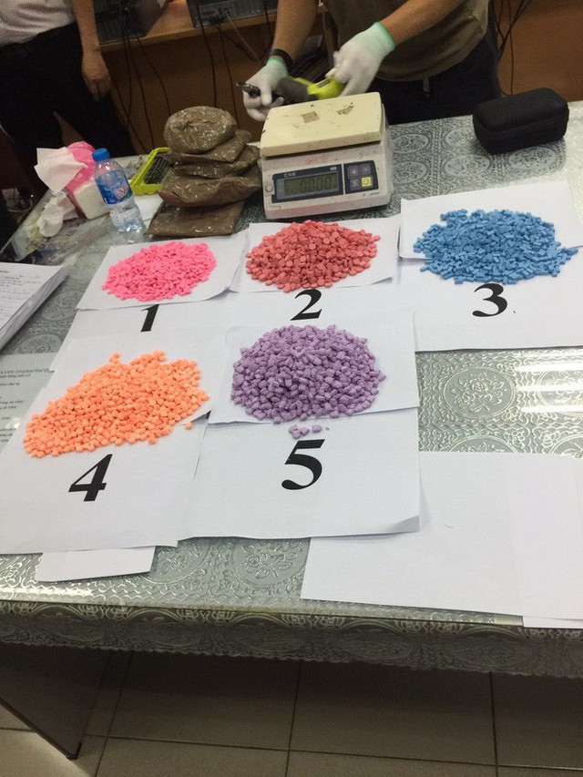 Hơn 14kg ma túy núp bóng quà biếu gửi qua đường chuyển phát nhanh về Sài Gòn - Ảnh 1.