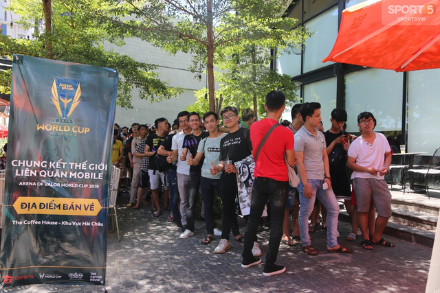 Hàng dài fan đội nắng gắt Đà Nẵng đứng xếp hàng mua vé xem vòng chung kết AWC 2019 - Ảnh 1.