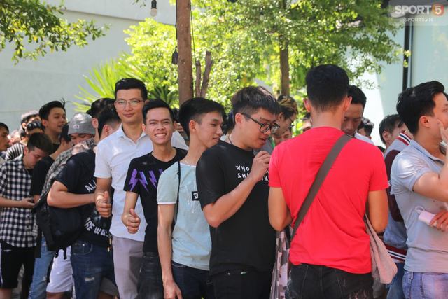 Hàng dài fan đội nắng gắt Đà Nẵng đứng xếp hàng mua vé xem vòng chung kết AWC 2019 - Ảnh 3.