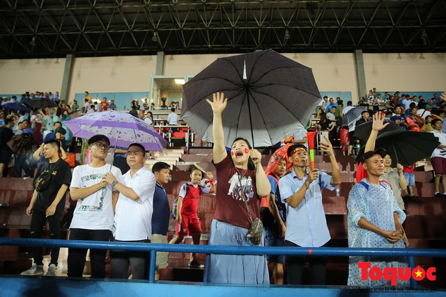 Bất chấp mưa sét gần 20 ngàn CĐV Phú Thọ cổ vũ tiếp lửa tuyển U23 Việt Nam - Ảnh 18. Bất chấp mưa sét gần 20 ngàn CĐV Phú Thọ cổ vũ tiếp lửa tuyển U23 Việt Nam - Ảnh 18.