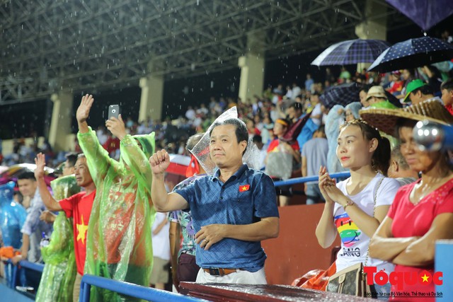 Bất chấp mưa sét gần 20 ngàn CĐV Phú Thọ cổ vũ tiếp lửa tuyển U23 Việt Nam - Ảnh 16. Bất chấp mưa sét gần 20 ngàn CĐV Phú Thọ cổ vũ tiếp lửa tuyển U23 Việt Nam - Ảnh 16.