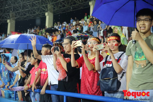Bất chấp mưa sét gần 20 ngàn CĐV Phú Thọ cổ vũ tiếp lửa tuyển U23 Việt Nam - Ảnh 15. Bất chấp mưa sét gần 20 ngàn CĐV Phú Thọ cổ vũ tiếp lửa tuyển U23 Việt Nam - Ảnh 15.