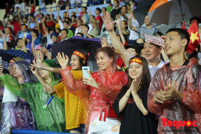 Bất chấp mưa sét gần 20 ngàn CĐV Phú Thọ cổ vũ tiếp lửa tuyển U23 Việt Nam - Ảnh 14. Bất chấp mưa sét gần 20 ngàn CĐV Phú Thọ cổ vũ tiếp lửa tuyển U23 Việt Nam - Ảnh 14.