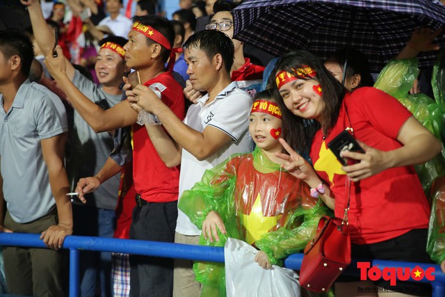Bất chấp mưa sét gần 20 ngàn CĐV Phú Thọ cổ vũ tiếp lửa tuyển U23 Việt Nam - Ảnh 13. Bất chấp mưa sét gần 20 ngàn CĐV Phú Thọ cổ vũ tiếp lửa tuyển U23 Việt Nam - Ảnh 13.