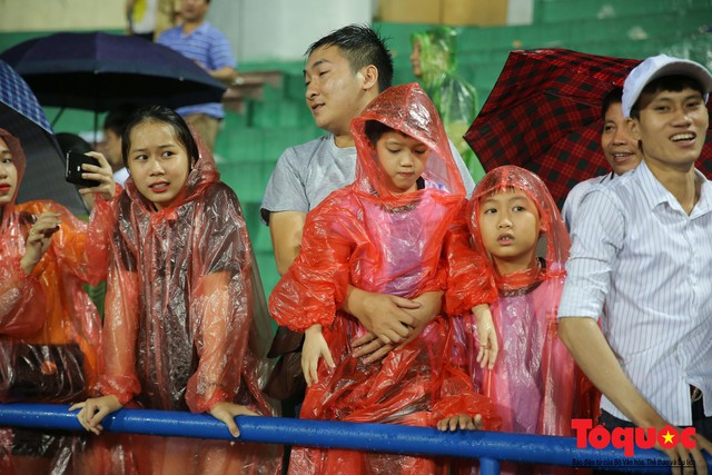 Bất chấp mưa sét gần 20 ngàn CĐV Phú Thọ cổ vũ tiếp lửa tuyển U23 Việt Nam - Ảnh 12. Bất chấp mưa sét gần 20 ngàn CĐV Phú Thọ cổ vũ tiếp lửa tuyển U23 Việt Nam - Ảnh 12.
