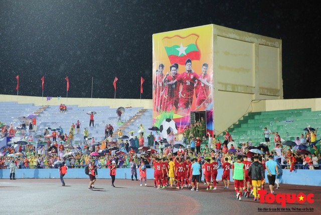 Bất chấp mưa sét gần 20 ngàn CĐV Phú Thọ cổ vũ tiếp lửa tuyển U23 Việt Nam - Ảnh 17. Bất chấp mưa sét gần 20 ngàn CĐV Phú Thọ cổ vũ tiếp lửa tuyển U23 Việt Nam - Ảnh 17.