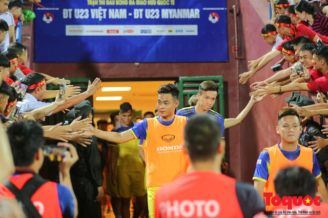 Bất chấp mưa sét gần 20 ngàn CĐV Phú Thọ cổ vũ tiếp lửa tuyển U23 Việt Nam - Ảnh 11. Bất chấp mưa sét gần 20 ngàn CĐV Phú Thọ cổ vũ tiếp lửa tuyển U23 Việt Nam - Ảnh 11.